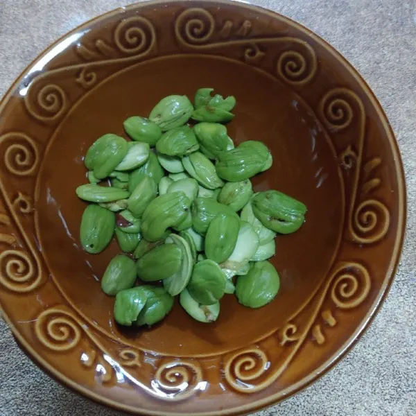 Siapkan pete lalu cuci hingga bersih dan tiriskan.