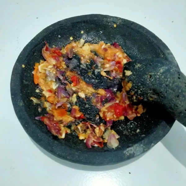 Ulek bawang merah, bawang putih, dan cabe rawit.