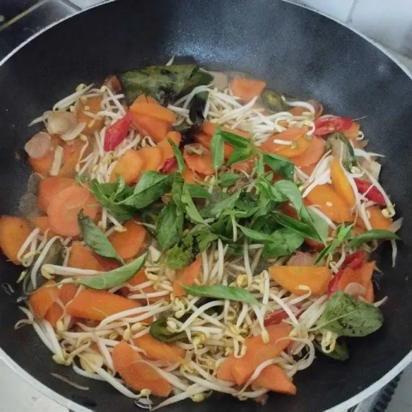 Beri bumbu garam, gula dan kaldu, aduk rata. Terakhir masukkan daun kemangi. Test rasa, sajikan.