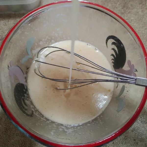 Masukkan krimer kental manis, aduk kembali.