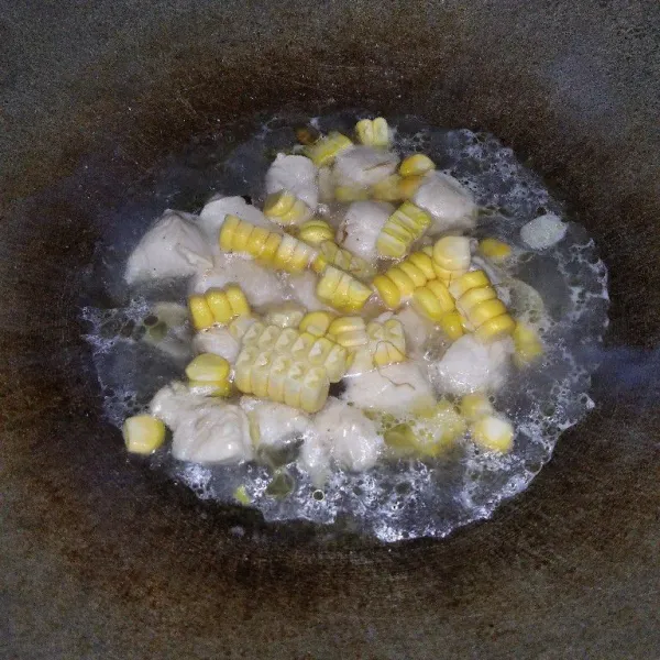 Beri air, lalu masukkan jagung pipil.