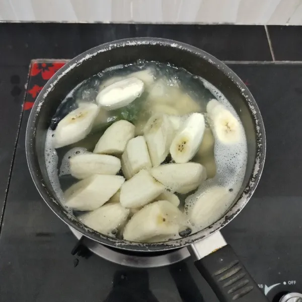 Lalu masukkan pisang, masak hingga pisang layu.