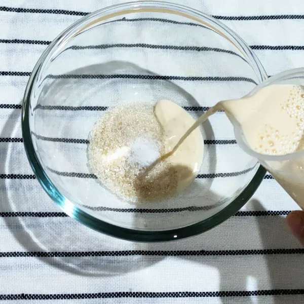Campur gula pasir, vanili dan UHT lalu aduk rata.