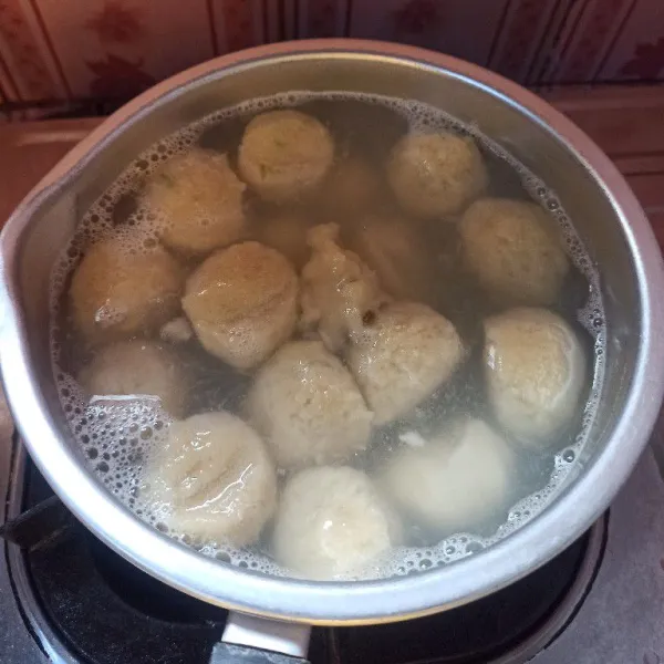 Rebus adonan bakso sampai mengapung dan matang.