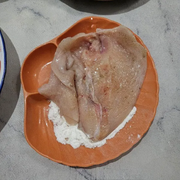 Setelah ayam dimarinasi, gulingkan ke atas tepung maizena.