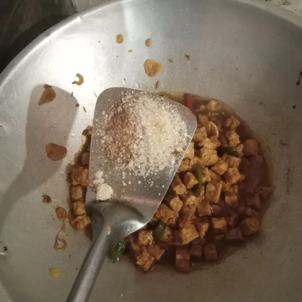 Masukan garam, gula pasir dan penyedap rasa, aduk dan tunggu hingga air menyusut.
