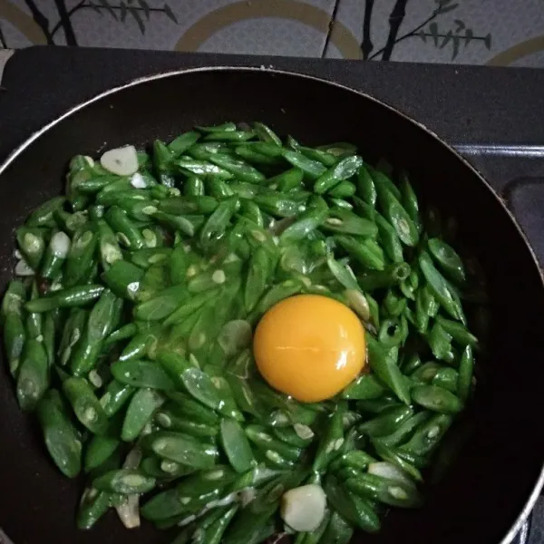 Masukkan telur, aduk-aduk sampai semua bahan matang. Koreksi rasa dan siap disajikan.