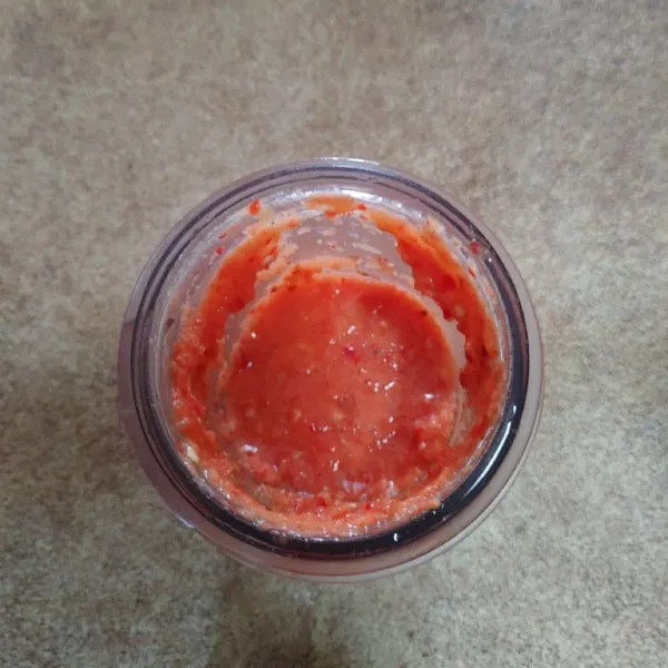 Masukkan bahan sambal ke dalam gelas blender, tambahkan sedikit air dan haluskan.