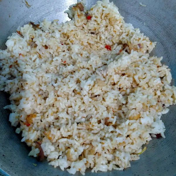 Masukkan nasi beri kecap asin.