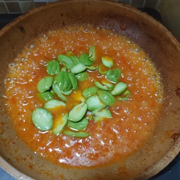 Terakhir masukkan pete, aduk-aduk dan masak sampai kuah sedikit menyusut.