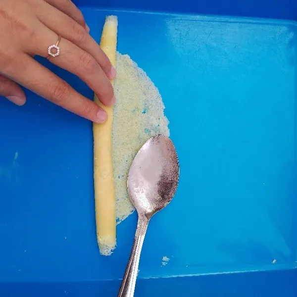 Gulung kulit lumpia, rekatkan dengan cairan tepung.