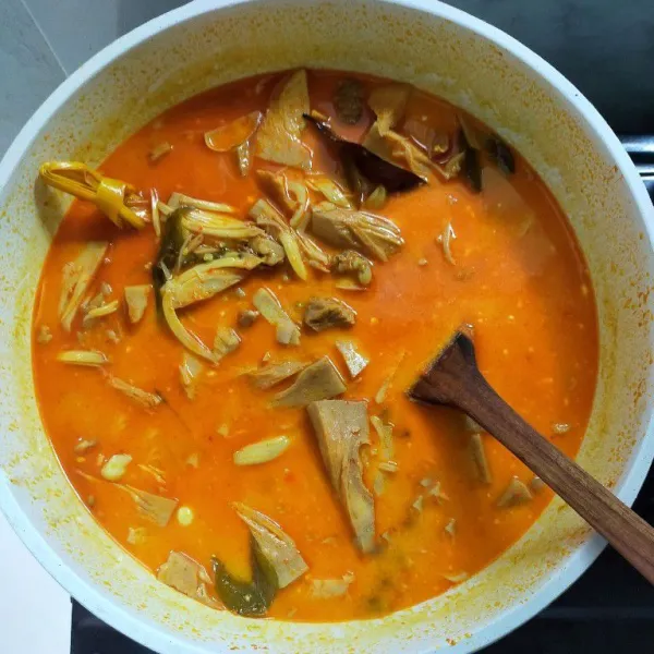 Terakhir masukkan santan, aduk rata dan masak hingga santan mendidih, kemudian tes rasa lalu matikan api.
