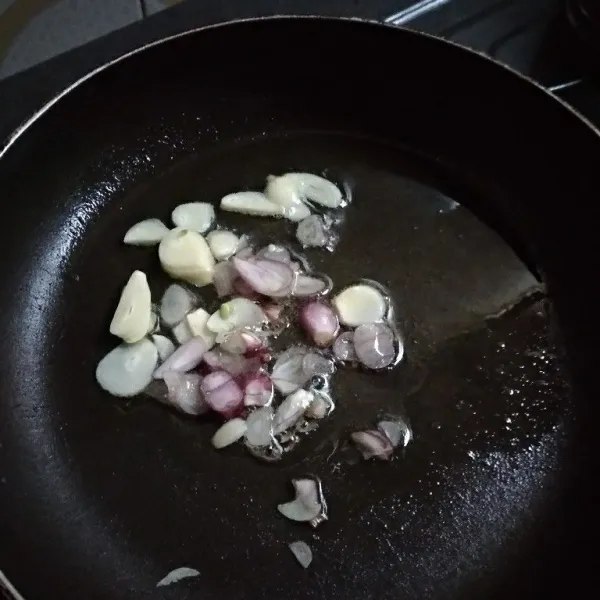 Iris tipis-tipis bawang merah dan bawang putih. Panaskan minyak lalu tumis bawang sampai matang.