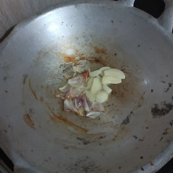 Tumis bawang merah dan bawang putih sampai harum.