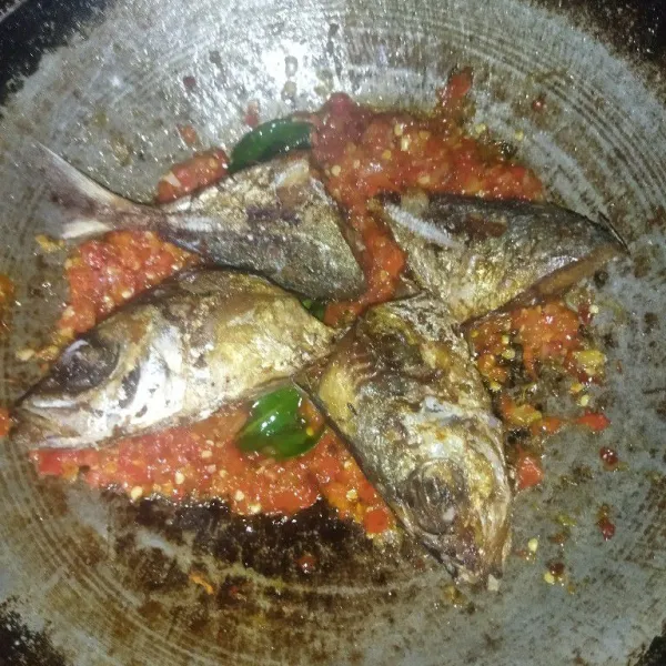 Masukkan garam, gula pasir, kaldu bubuk dan ikan kembung.
