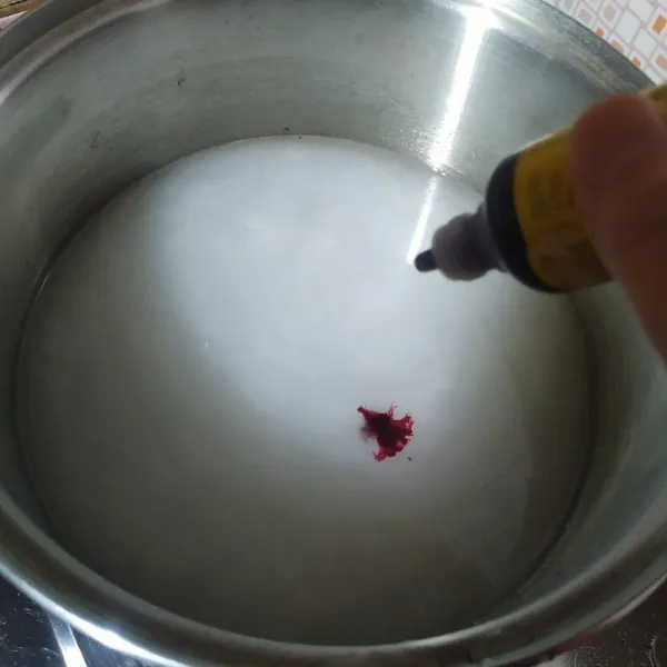Tambahkan air & pewarna makanan merah.