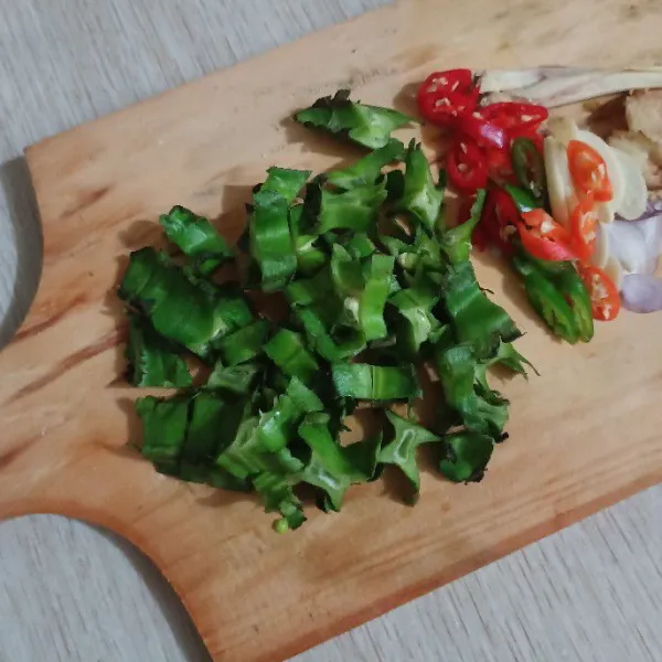 Iris kecipir dan cuci bersih.