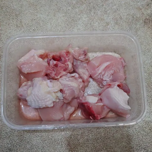 Siapkan daging ayam, lalu potong-potong.