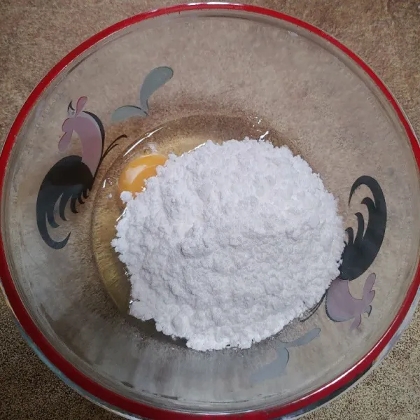Kocok telur dan gula halus sampai tercampur dengan rata.