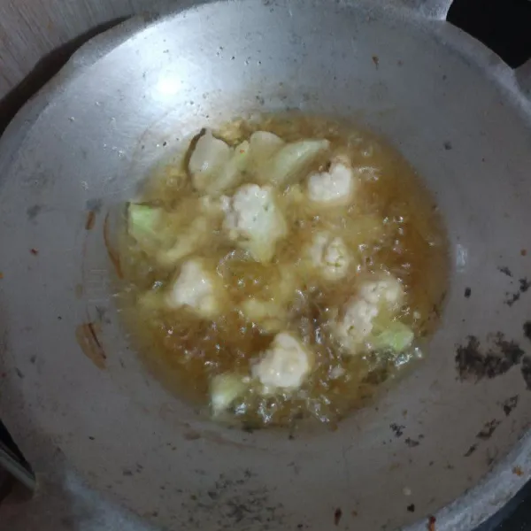 Goreng ke dalam minyak yang sudah panas.