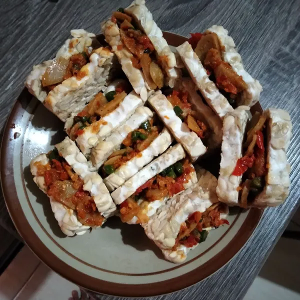 Setelah agak dingin masukkan ke dalam tempe, lakukan hingga habis.