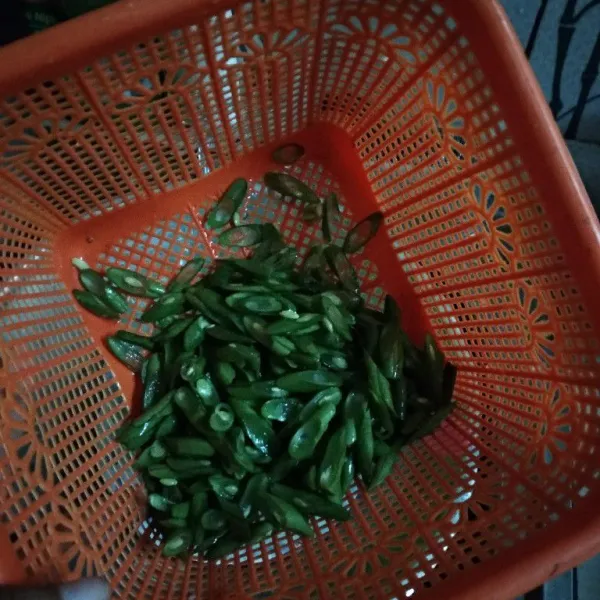 Potong serong buncis.