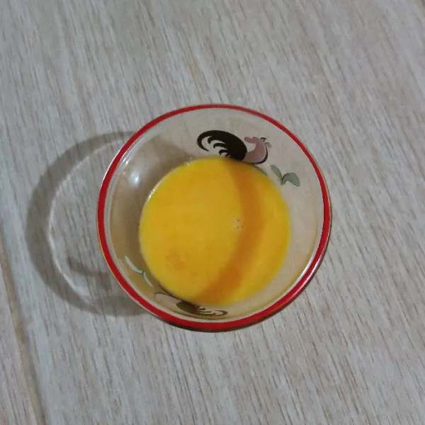 Kocok lepas telur.