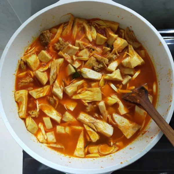 Aduk rata dan masak hingga tetelan dan nangka empuk.