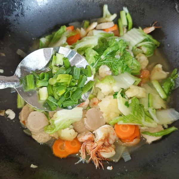 Masak sampai sayuran matang, terakhir tambahkan irisan daun bawang dan aduk rata, koreksi rasanya dan siap disajikan.