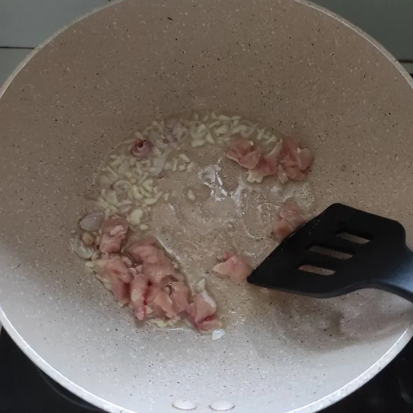 Masukkan potongan ayam, masak sampai ayam berubah warna.