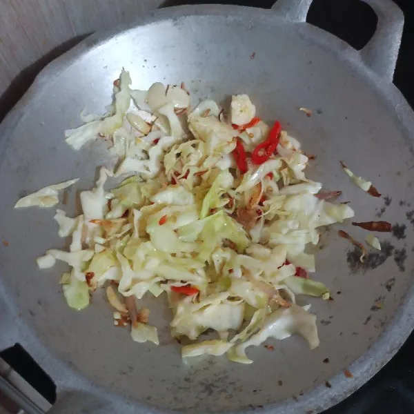 Oseng merata sampai layu.