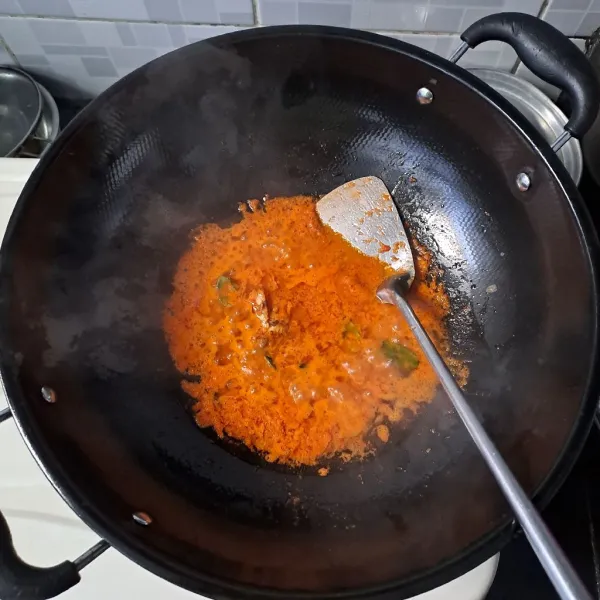 Tumis bumbu halus untuk sambal kacang, masukkan sereh, daun jeruk.
