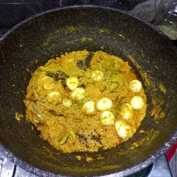 Masukkan telur, beri garam, kaldu jamur.