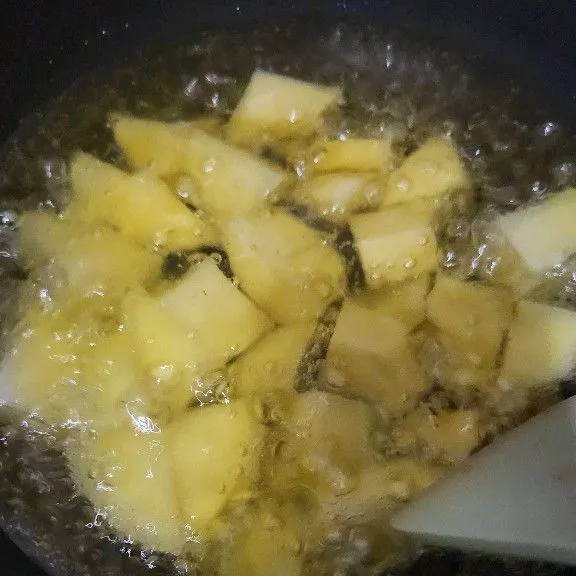 Kupas kentang, cuci bersih, potong-potong lalu goreng bersama bawang merah dan bawang putih, tiriskan.