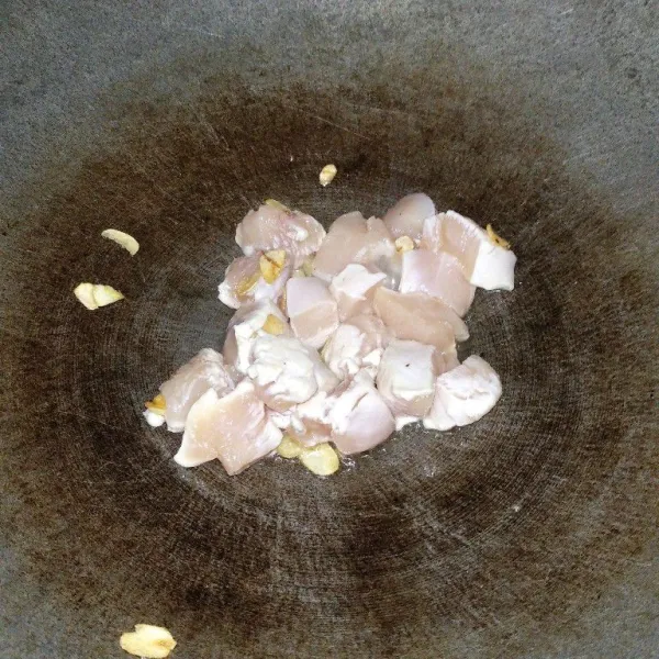 Masukkan potongan ayam, aduk rata.