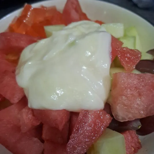 Masukan saos kedalam mangkuk buah.