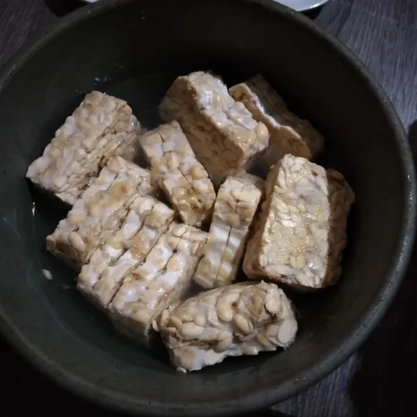 Rendam tempe dalam air dan garam selama 15 menit, tiriskan.