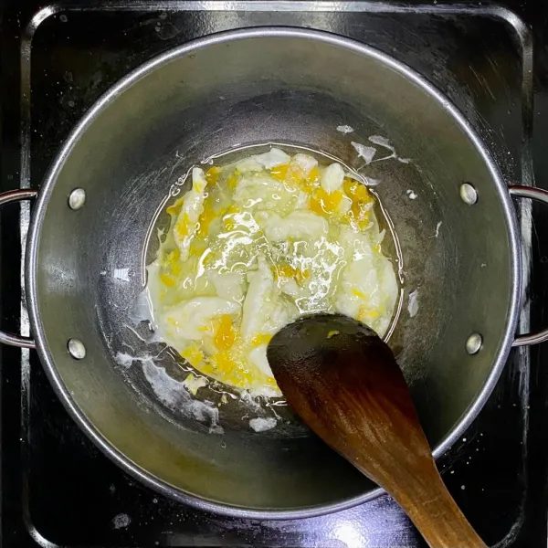 Panaskan wajan, lalu orak-arik telur hingga matang kemudian sisihkan.