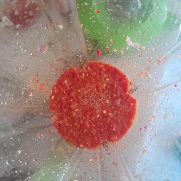 Blender cabe, bawang dan tomat.