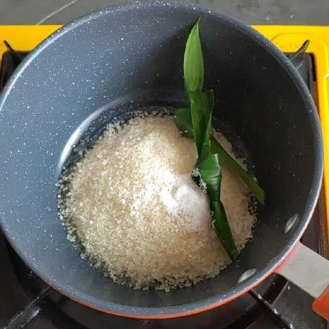 Campur jadi satu gula pasir, garam dan daun pandan.