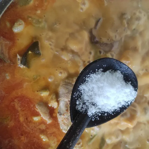 Tambahkan garam dan gula. Aduk rata, koreksi rasa. Gulai ayam kentang kemumu siap disajikan.