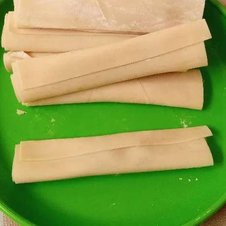 Gulung pisang, jangan lupa beri olesan tepung terigu+air agar lengket dan tidak terbuka saat digoreng. Lakukan sampai bahan habis.