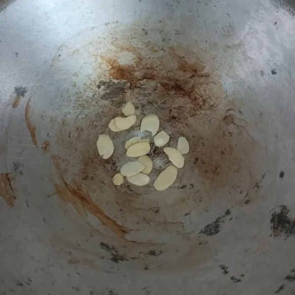 Sangrai kacang almond.
