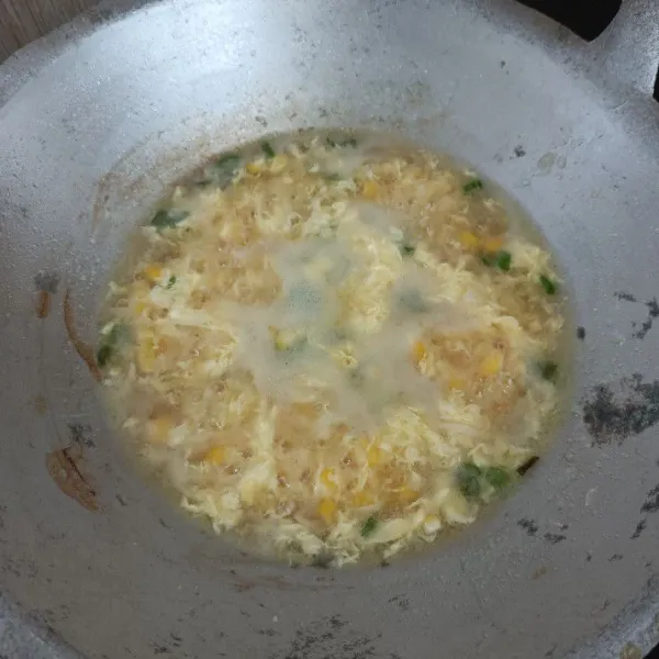 Aduk hingga mengental, lalu tuang telur sambil kuahnya dikocok supaya telurnya tidak menggumpal.