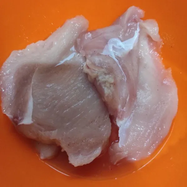 Bersihkan dada ayam, fillet tipis lalu sisihkan.