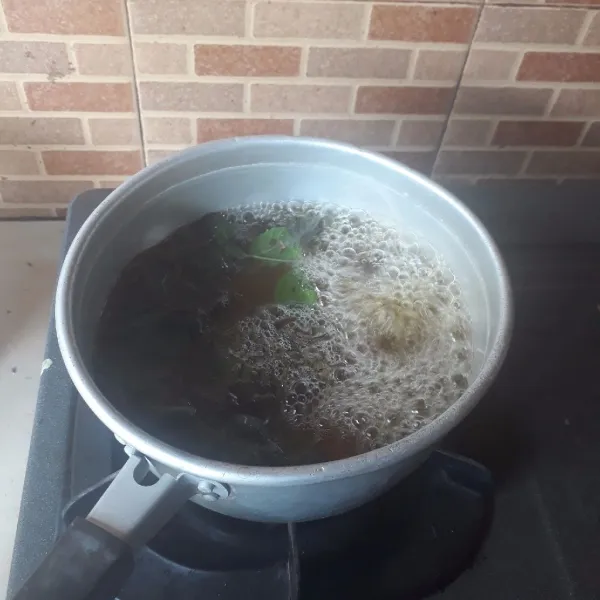 Masukkan teh tubruk, masak hingga berubah warna.