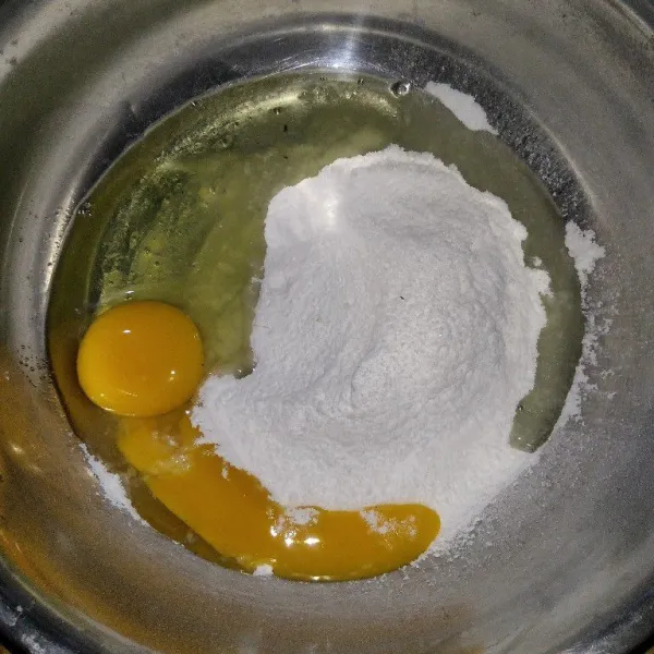 Ambil wadah, kemudian kocok telur dan gula halus hingga gula larut.