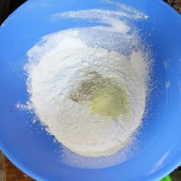 Campur tepung terigu, tepung beras, lada bubuk dan kaldu ayam bubuk, aduk rata.
