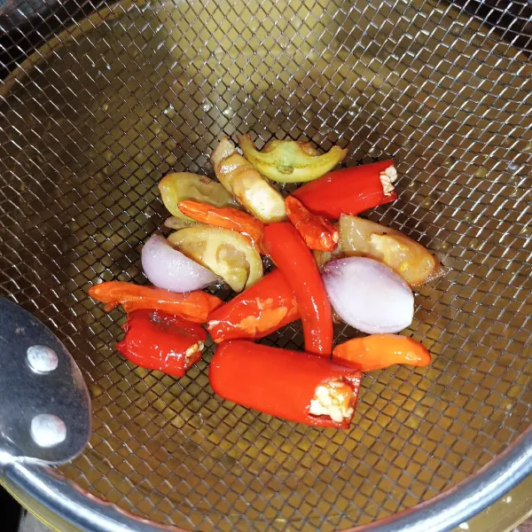 Goreng cabai, tomat merah dan bawang merah sampai layu, angkat dan tiriskan.
