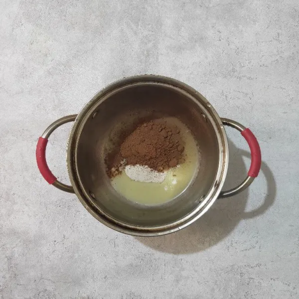 Siapkan panci, masukkan krimer kental manis putih, coklat bubuk dan bubuk agar-agar.